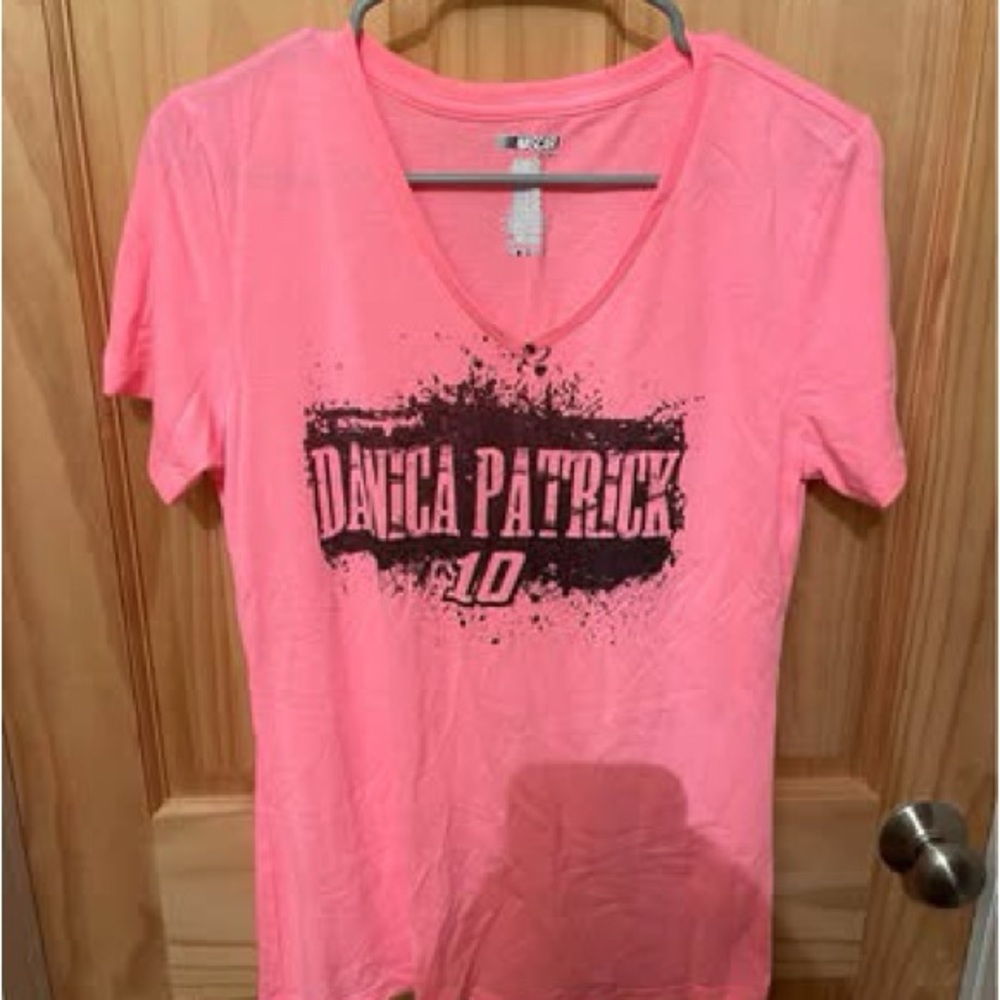 Women’s Size Medium Danica Patrick NASCAR Hot Pink T-Shirt - Picture 1 of 3